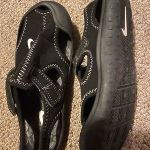 Toddler boys - black NIIKE sandals